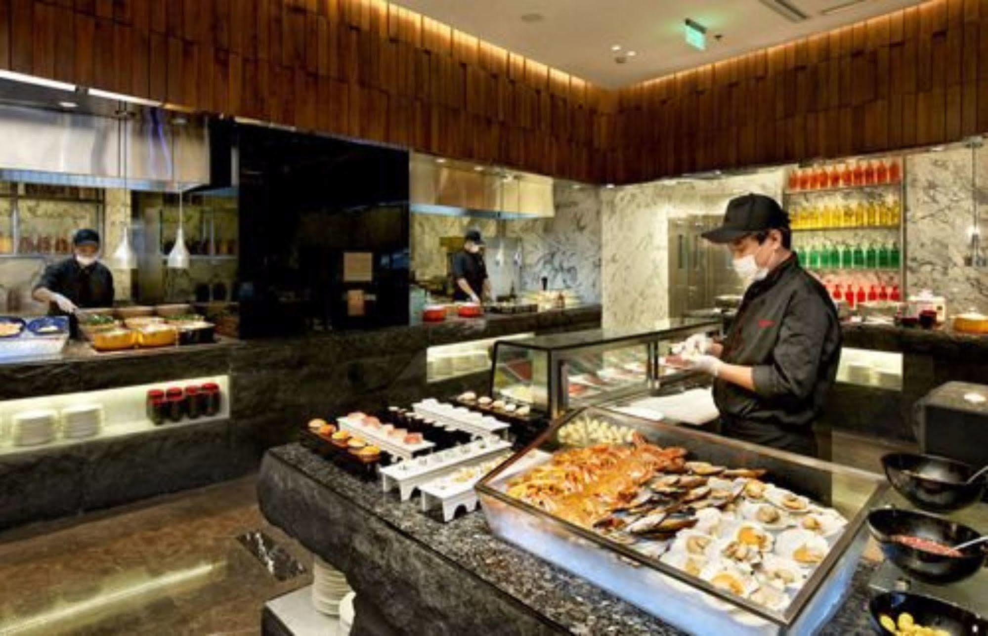 Hotel Nikko Tiencin Zewnętrze zdjęcie A sushi bar in a hotel