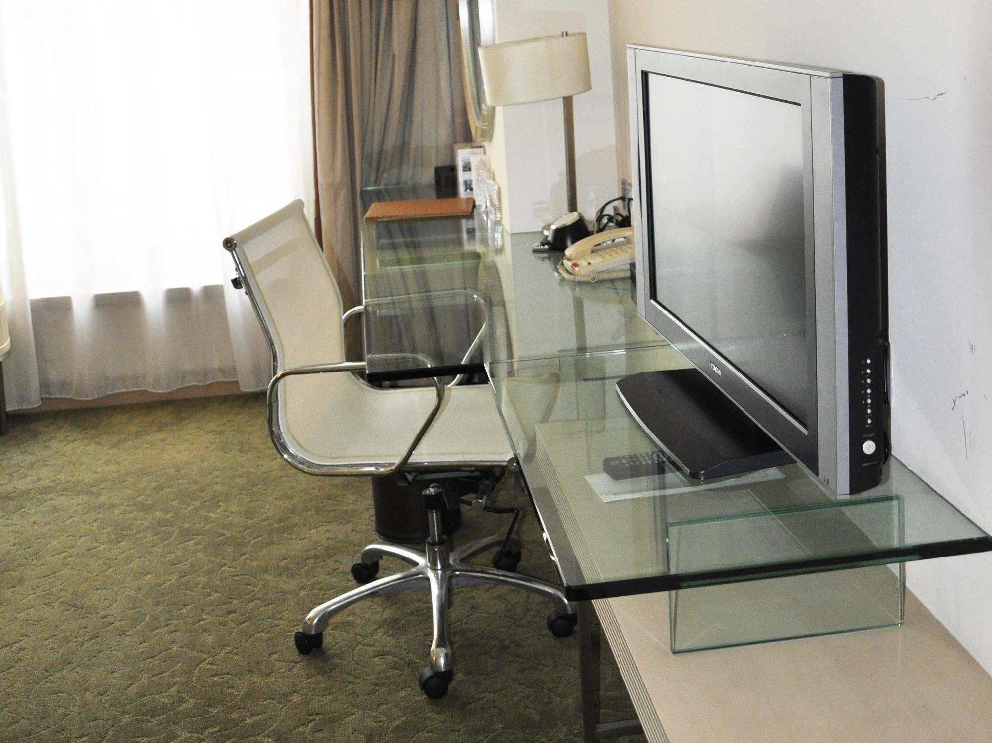 Hotel Nikko Tiencin Zewnętrze zdjęcie A computer on a glass desk